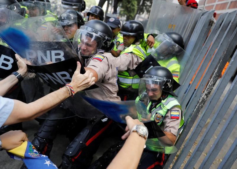 © Reuters. Opositores y fuerzas de seguridad venezolanas chocan en Caracas
