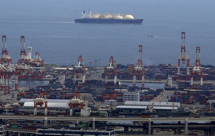 © Reuters. A LNG tanker is seen behind a port in Yokohama