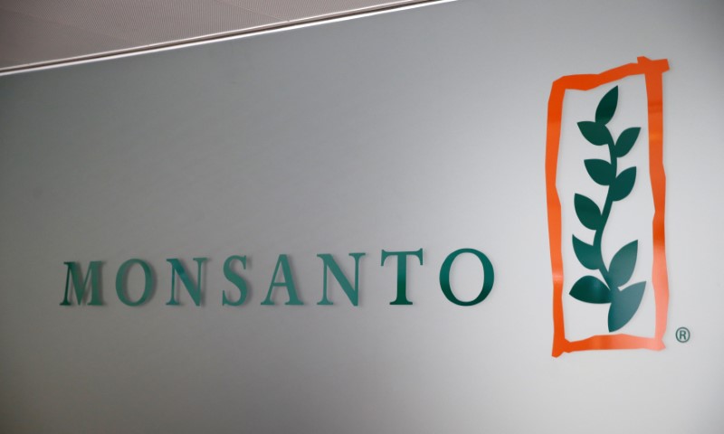 © Reuters. FILE PHOTO: A Monsanto logo is pictured in the company headquarters in Morges
