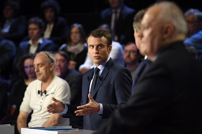 © Reuters. Emmanuel Macron, candidato nas eleições presidenciais de 2017 na França, em debate televisionado.