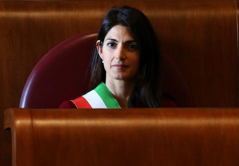 © Reuters. Il sindaco di Roma Virginia Raggi