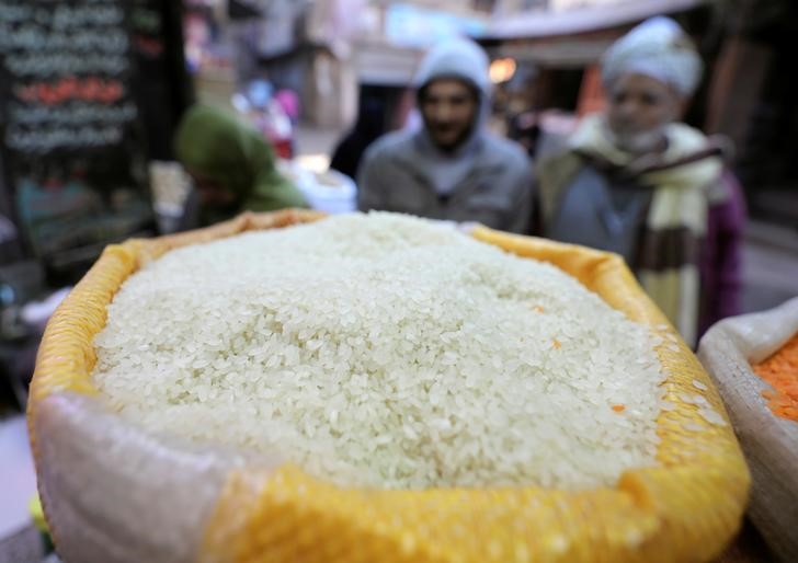 © Reuters. Customers shop for consumer goods as rice, in Cairo