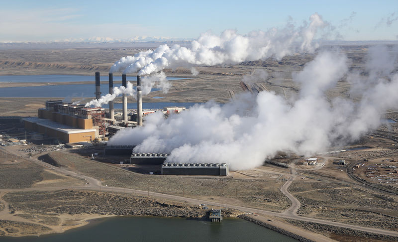 © Reuters. Steam rises from the coal-fired Jim Bridger power plant outside Rock Springs, Wyoming, U.S.