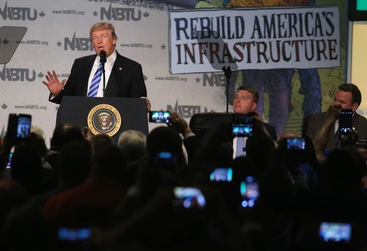 © Reuters. U.S. President Donald Trump speaks at the 2017 North America’s Building Trades Unions National Legislative Conference in Washington