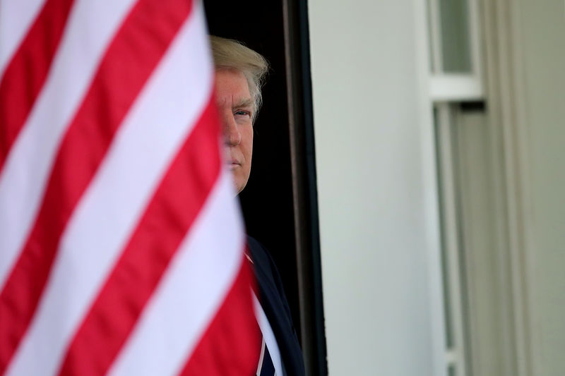 © Reuters. U.S. President Donald Trump waits for the arrival of Egypt's President Abdel Fattah al-Sisi at the White House in Washington