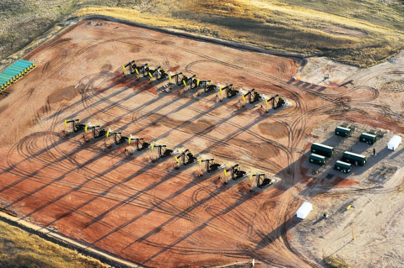 © Reuters. FILE PHOTO - Eighteen oil pumpjacks are seen on a Hess well pad near Tioga