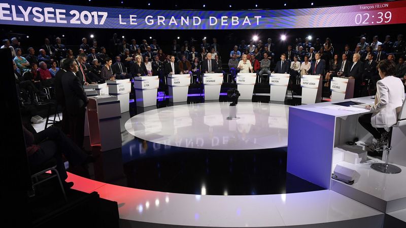 © Reuters. Candidates attend a prime-time televised debate for the French 2017 presidential election in La Plaine Saint-Denis, near Paris