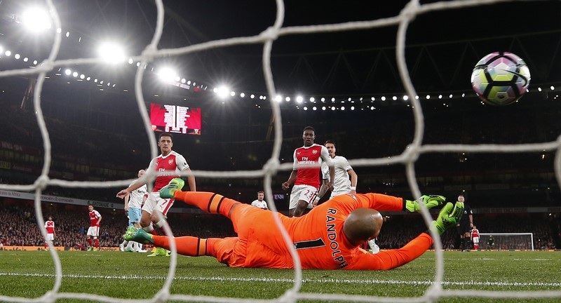 © Reuters. Arsenal's Mesut Ozil scores their first goal