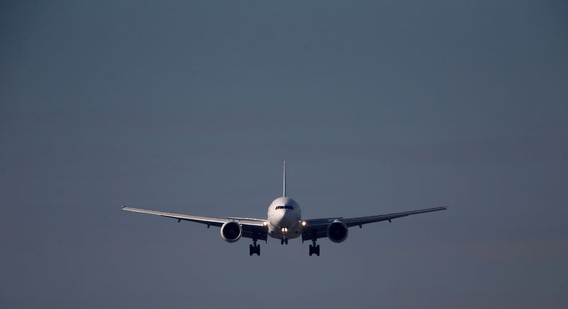 © Reuters. FILE PHOTO: A Boeing 777 aircraft lands at the Charles de Gaulle International Airport in Roissy, near Paris
