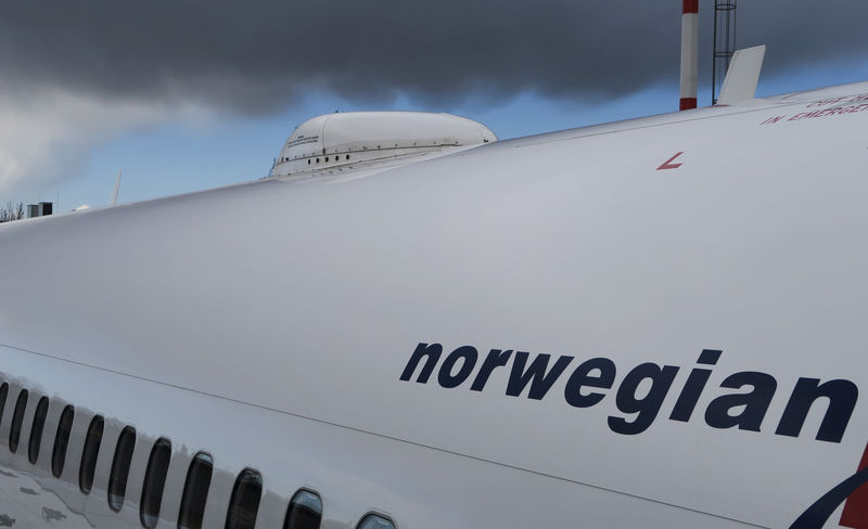 © Reuters. FILE PHOTO -  A satellite antenna on the roof of the Norwegian Airways Boening 737-800 at Berlin Schoenefeld Airport