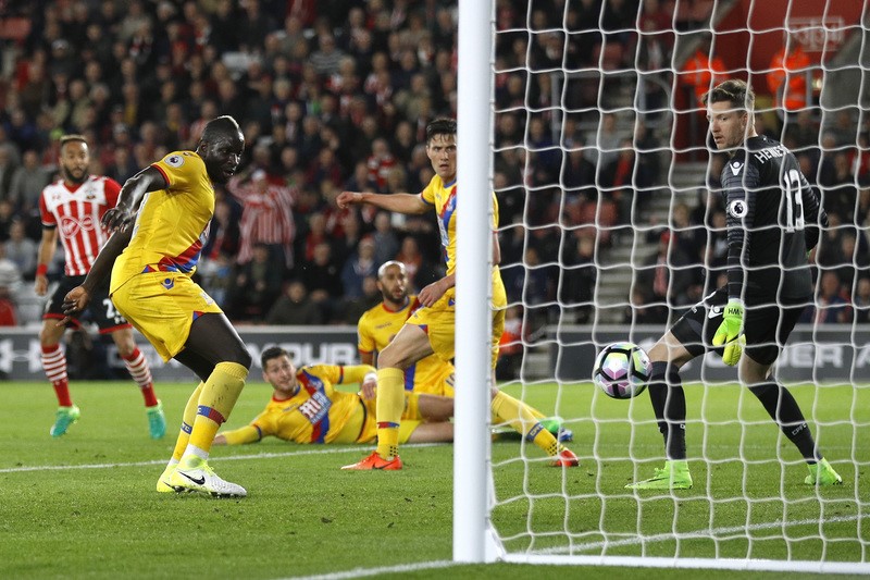 © Reuters. Southampton's Nathan Redmond scores their first goal