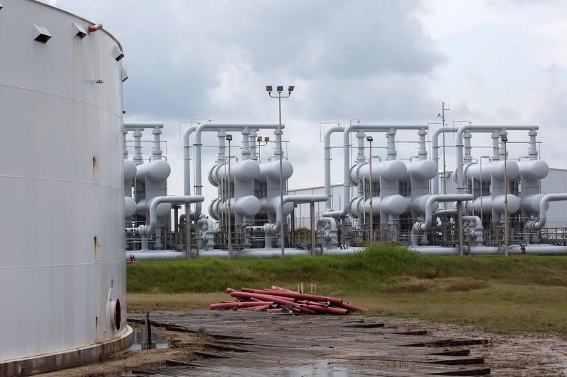 © Reuters. An oil storage tank and crude oil pipeline equipment is seen during a tour by the Department of Energy at the Strategic Petroleum Reserve in Freeport