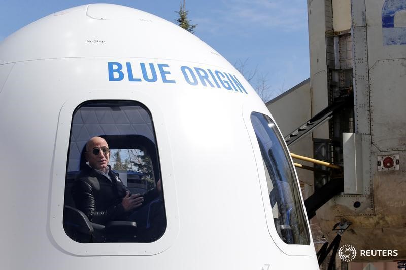 © Reuters. Amazon and Blue Origin founder Jeff Bezos addresses the media about the New Shepard rocket booster and Crew Capsule mockup at the 33rd Space Symposium in Colorado Springs