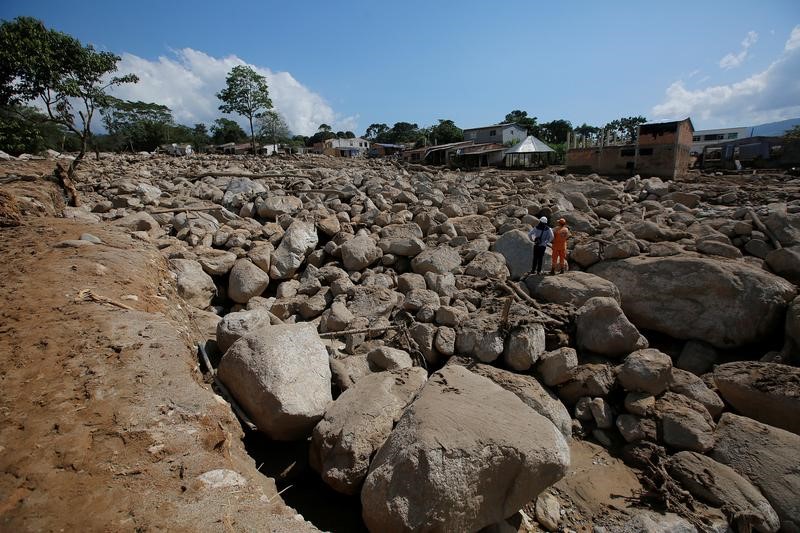 © Reuters. Los muertos por un desprendimiento de tierras en Colombia superan los 300