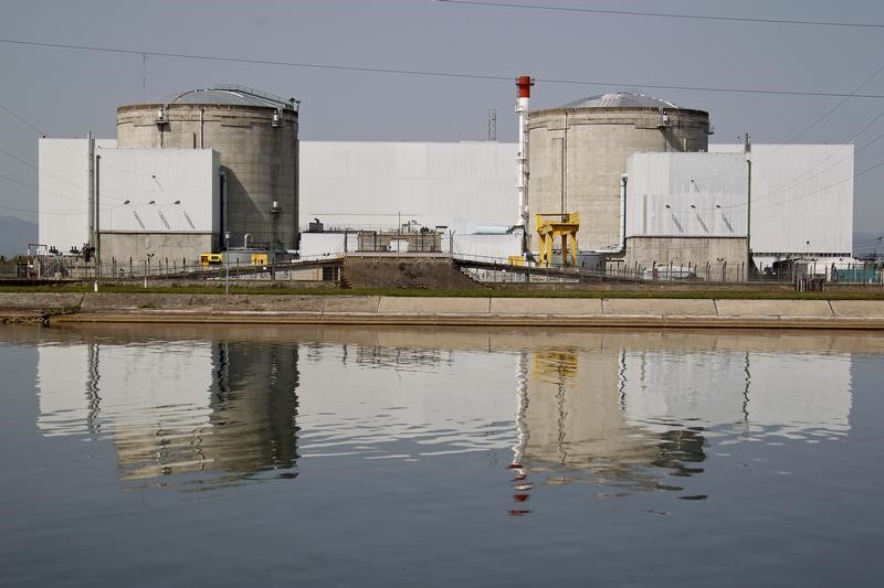 © Reuters. FESSENHEIM DOIT ÊTRE FERMÉE POUR RESPECTER LA LOI, DIT SAPIN