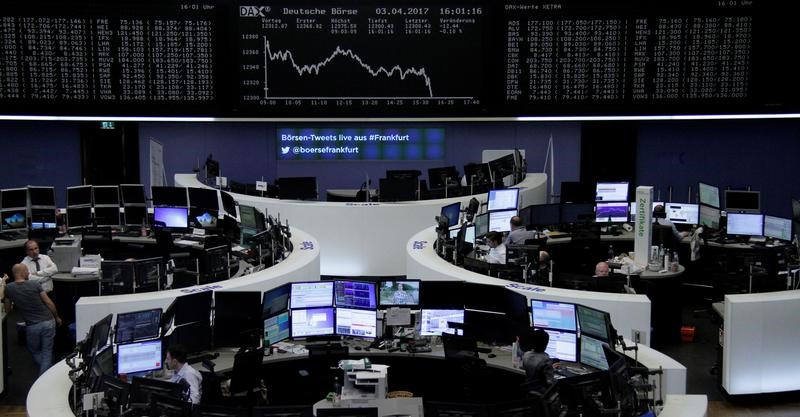 © Reuters. Las bolsas europeas caen tras las actas de la Fed