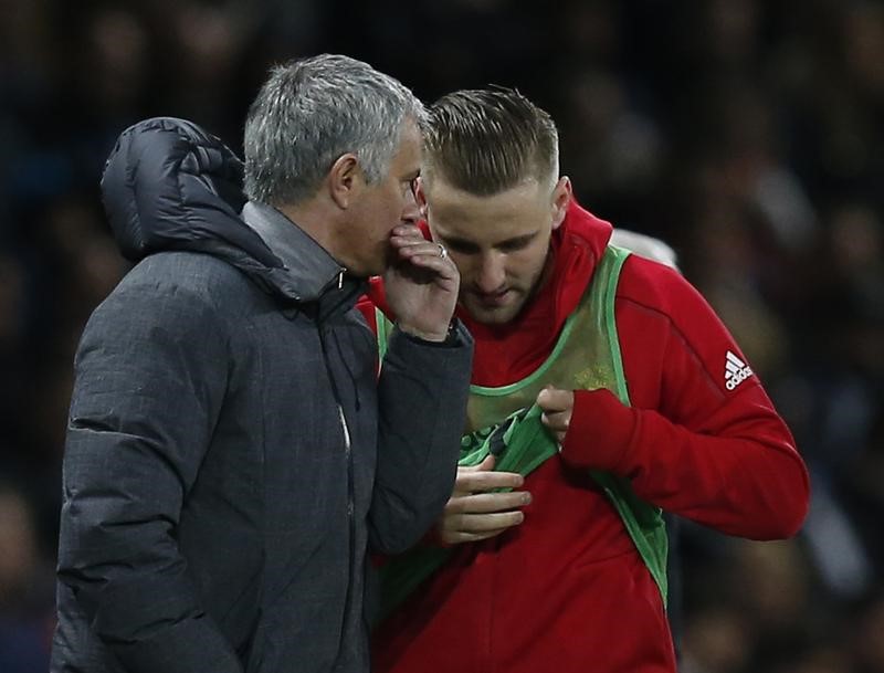 © Reuters. Manchester United's Luke Shaw speaks with manager Jose Mourinho