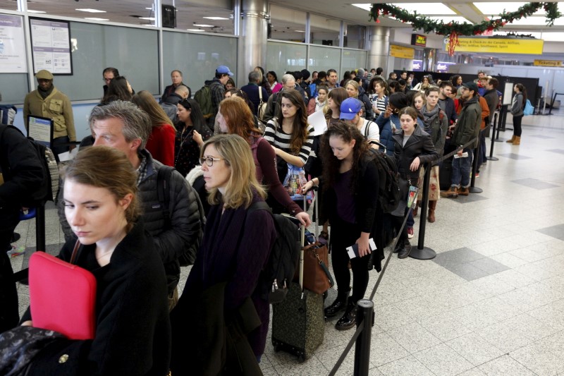 © Reuters. Travelers wait in line at a security checkpoint at La Guardia Airport in New York