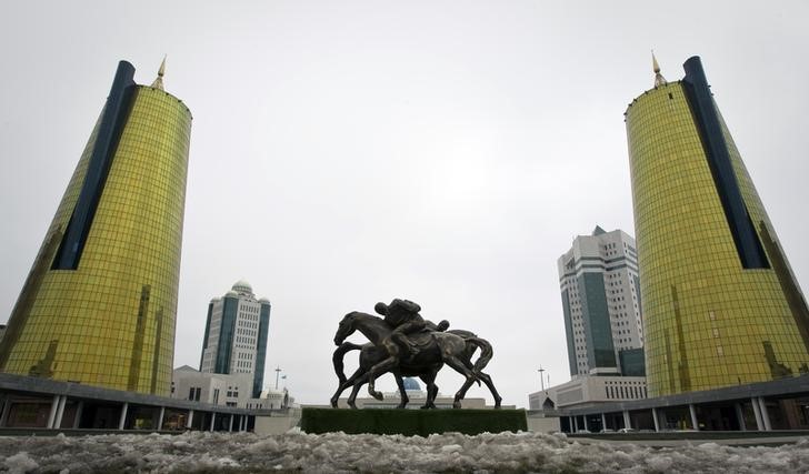 © Reuters. A sculpture is seen in front of the buildings of sovereign wealth fund Samruk-Kazyna in Astana