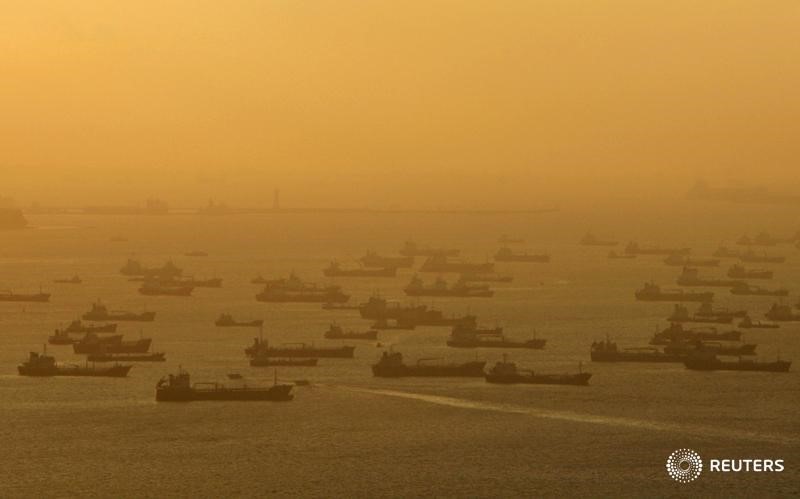 © Reuters. Грузовые суда и нефтяные танкеры у побережья Сингапура