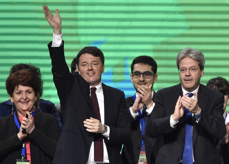 © Reuters. Il premier Paolo Gentiloni e il predecessore Matteo Renzi