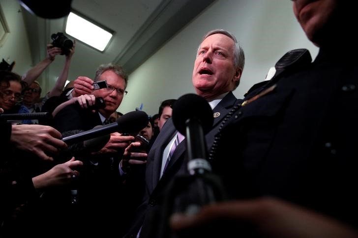 © Reuters. House Freedom Caucus Chairman U.S. Representative Mark Meadows (R-NC) speaks to reporters after meeting with his caucus members about their votes on a potential repeal of Obamacare on Capitol Hill in Washington