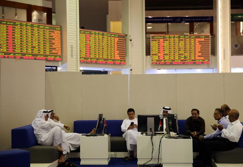 © Reuters. تباين بورصات الخليج وأسهم التأمين ترتفع في دبي مع توقعات للنتائج الفصلية
