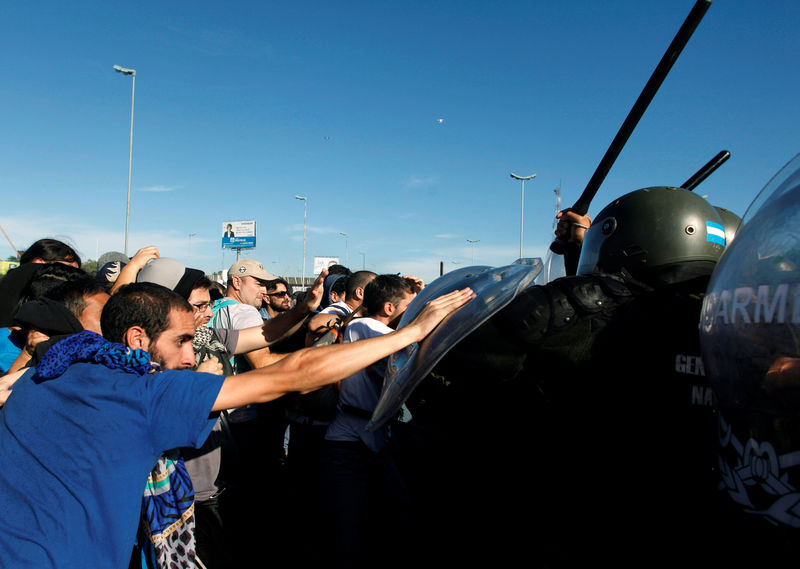 © Reuters. Manifestantes enfrentam policiais durante greve de 24 horas em Buenos Aires, Argentina.