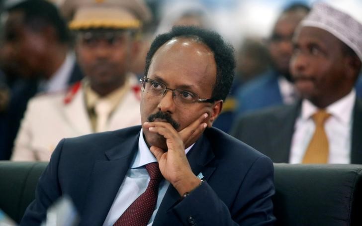 © Reuters. Somalia's newly elected President Mohamed Abdullahi Farmaajo attends his inauguration ceremony in Somalia's capital Mogadishu