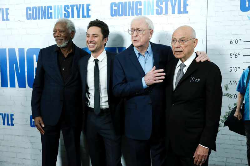 © Reuters. Atores Alan Arkin, Michael Caine, diretor Zach Braff e ator Morgan Freeman no tapete vermelho da premiere do filme "Despedida em Grande Estilo".