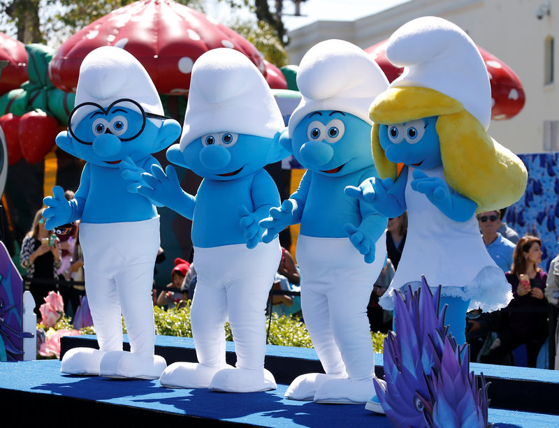 © Reuters. Personagens Smurf dançam na premiere do filme "Smurfs e a Vila Perdida", na Califórnia.