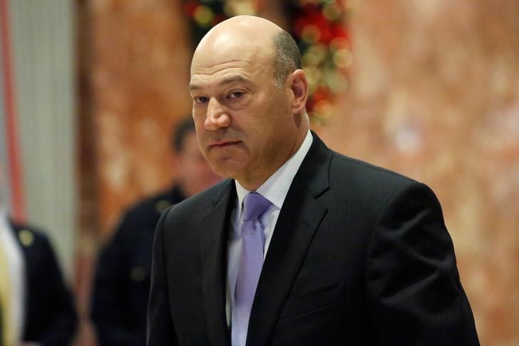 © Reuters. Gary Cohn walks through the lobby at Trump Tower in Manhattan, New York City