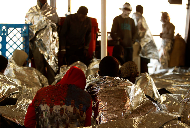 © Reuters. العثور على جثة مهاجر وإنقاذ 1350 في البحر المتوسط