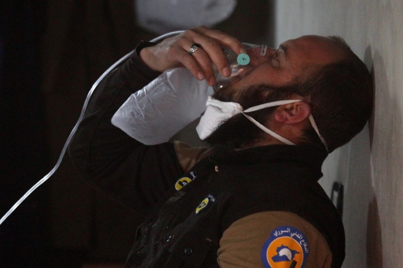 © Reuters. A civil defence member breathes through an oxygen mask, after what rescue workers described as a suspected gas attack in the town of Khan Sheikhoun in rebel-held Idlib