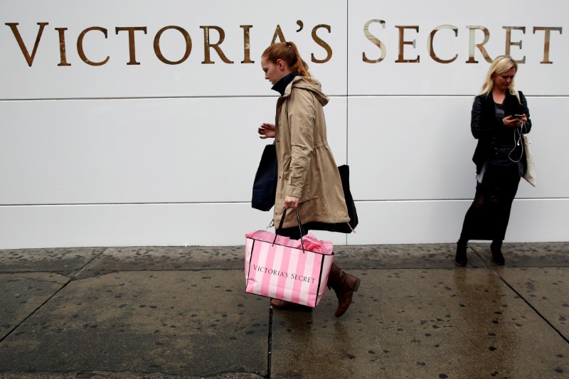 © Reuters. A customer passes by an L Brands Inc., Victoria's Secret retail store in Manhattan, New York