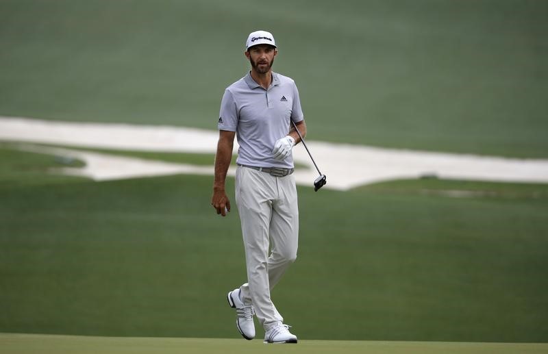 © Reuters. Dustin Johnson of the U.S. practices for the 2017 Masters at Augusta National Golf Club in Augusta