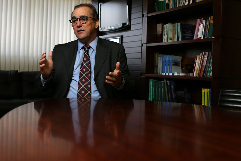 © Reuters. Advogado e futuro ministro do Tribunal Superior Eleitoral (TSE) Admar Gonzaga fala durante entrevista à Reuters