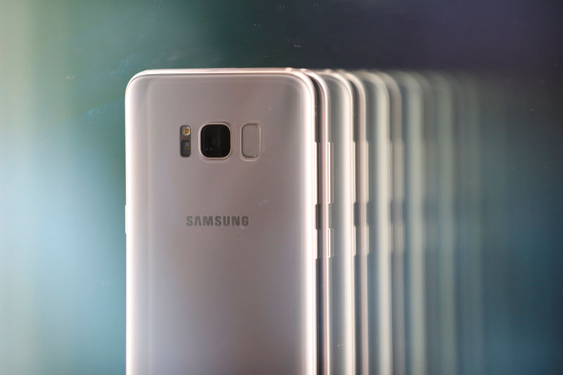 © Reuters. Samsung Electronics' Galaxy S8 smartphones are displayed at a shop in Seoul