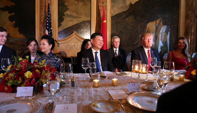 © Reuters. Chinese President Xi Jinping and U.S. President Donald Trump attend a dinner accompanied by first ladies in West Palm Beach