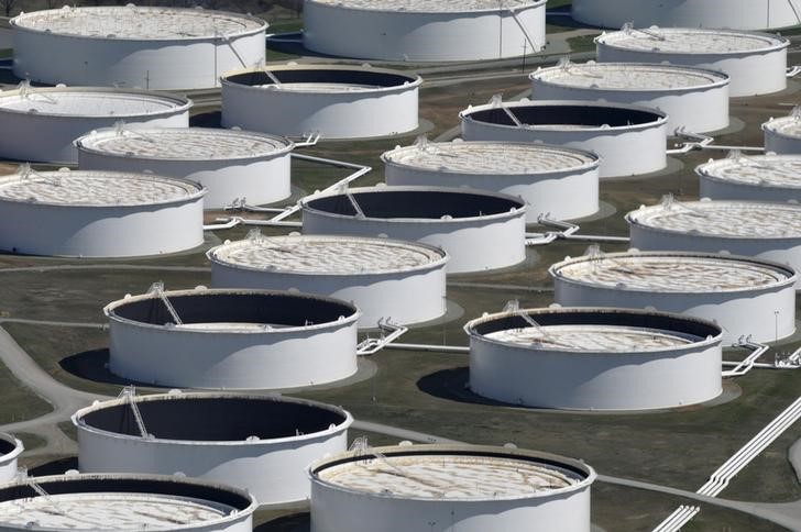 © Reuters. FILE PHOTO: Crude oil storage tanks are seen from above at the Cushing oil hub, Cushing, Oklahoma