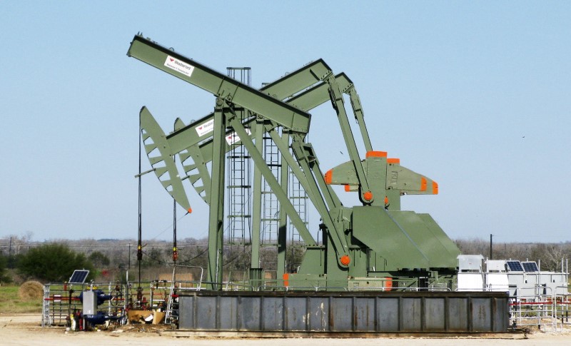 © Reuters. FILE PHOTO --  A pump jack used to help lift crude oil from a well in South Texas’ Eagle Ford Shale formation stands idle in Dewitt County Texas