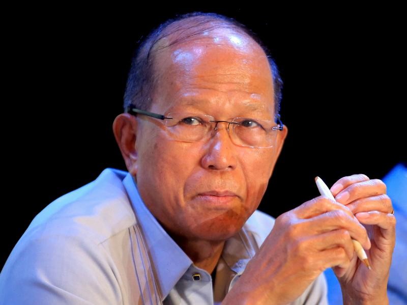 © Reuters. Philippine Defence Secretary Delfin Lorenzana listens to questions during a news conference inside the military headquarters of Camp Aquinaldo in Quezon city, metro Manila