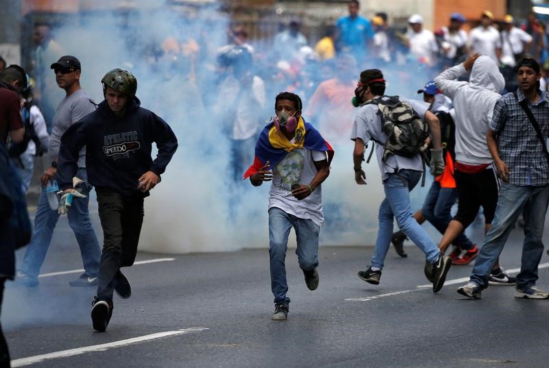 © Reuters. Las fuerzas de seguridad bloquean marcha opositora contra jueces en Venezuela