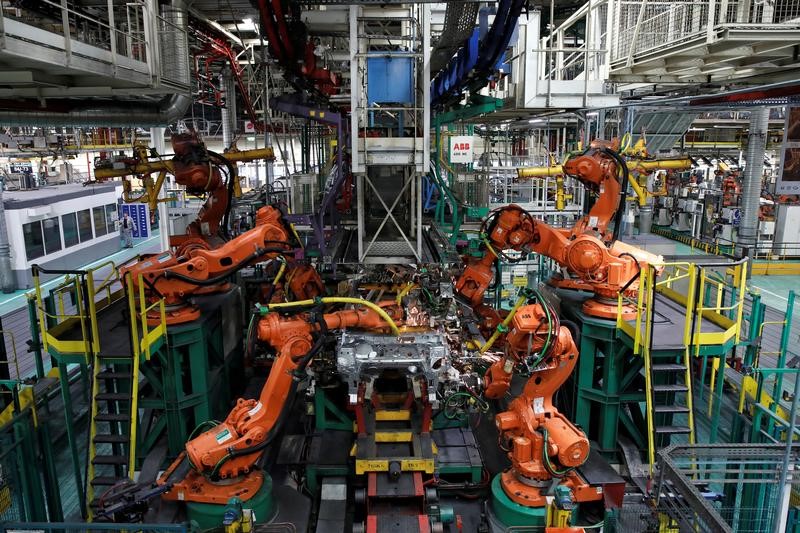 © Reuters. Robots assemble Renault and Nissan automobiles on the production line at the Renault SA car factory in Flins