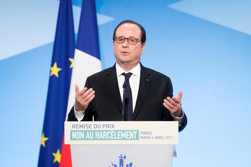 © Reuters. أولوند: فرنسا وألمانيا ستسعيان للتوصل لحل سلمي لأزمة سوريا عبر الأمم المتحدة