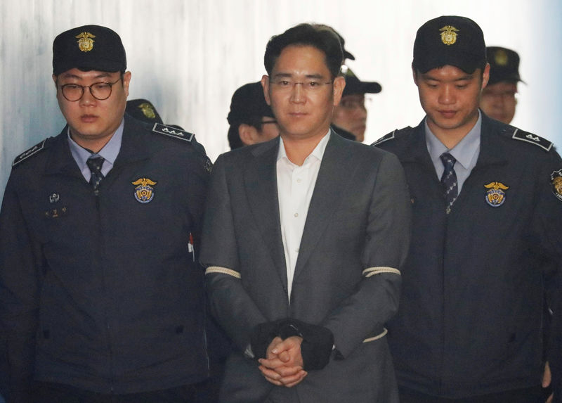 © Reuters. Samsung Group chief Jay Y. Lee arrives at a court in Seoul