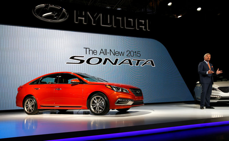 © Reuters. FILE PHOTO: Dave Zuchowski, President and CEO of Hyundai North America, introduces the 2015 Hyundai Sonata at the New York International Auto Show in New York City