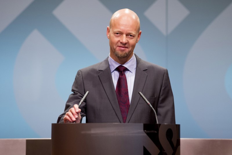 © Reuters. FILE PHOTO: Yngve Slyngstad, managing director of the Norwegian Government Pension Fund Global, presents the fund's third quarter results in Oslo