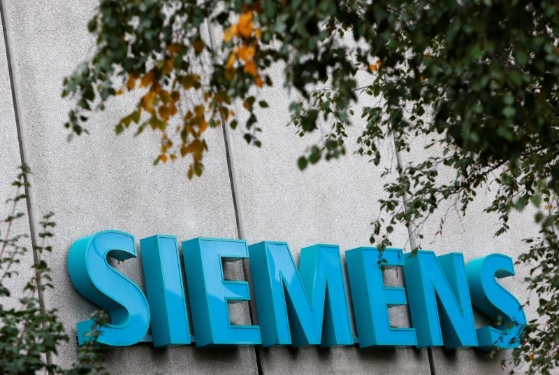 © Reuters. FILE PHOTO: Siemens logo is pictured at Siemens Healthineers headquarters in Erlangen