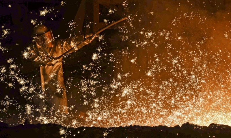 © Reuters. A steel-worker is pictured at a furnace at the plant of German steel company Salzgitter AG in Salzgitter